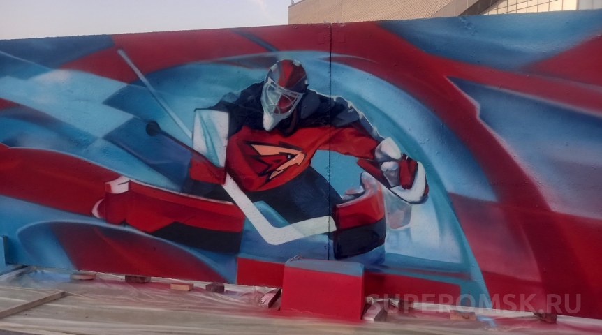 Омский СКК имени Блинова закрыли масштабным граффити с хоккеистами