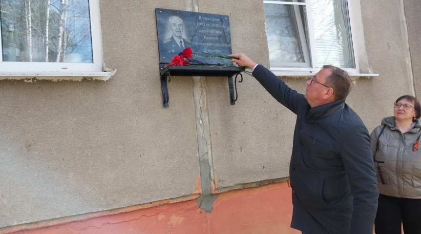 Депутат Омского горсовета Сахань почтил память ветерана Великой Отечественной войны