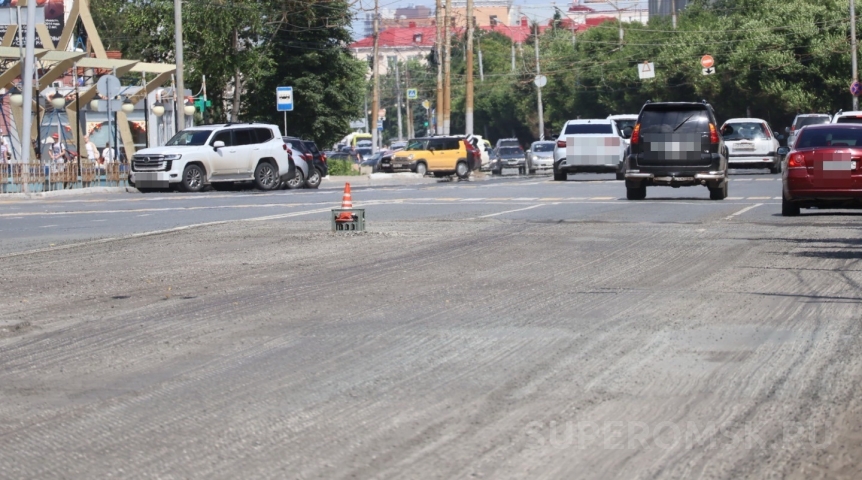 Омские дорожники взялись за разлом на Карла Маркса