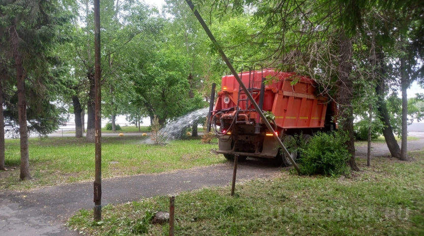 В Омске накажут виновных в мытье авто на парковке из машины УДХБ