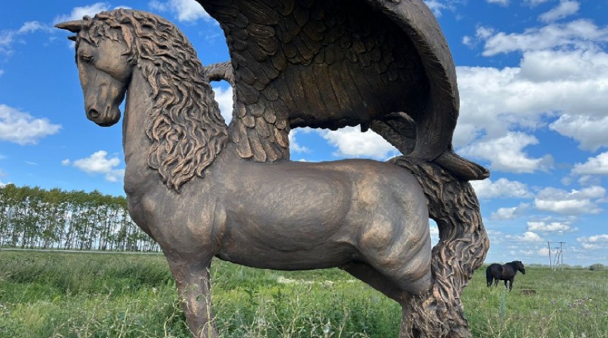 Омич принудительно вернул бывшей жене ее скульптуры