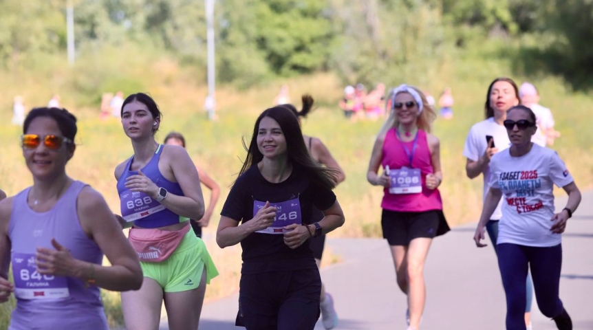 Омский замминистра Иванова показала спортивную форму на «Цветочном забеге»