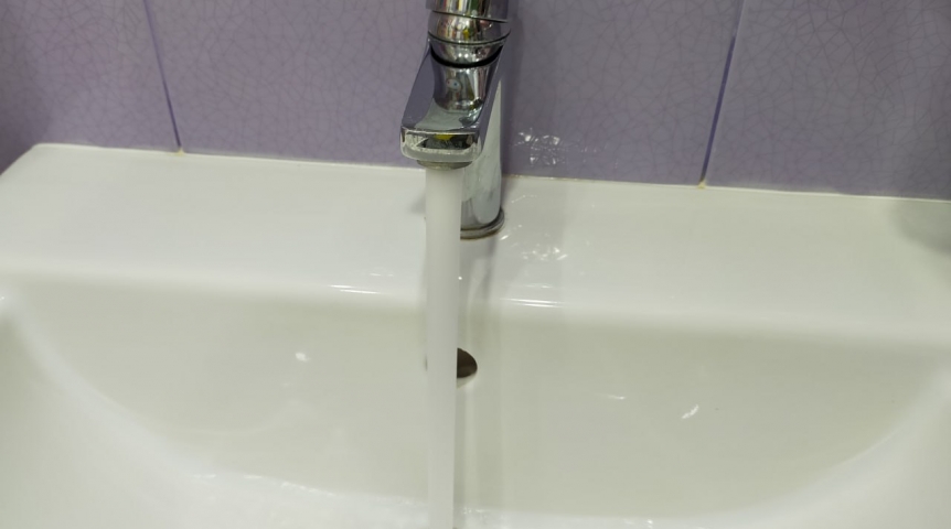 Омичам объяснили порядок действий при подключении летнего водопровода