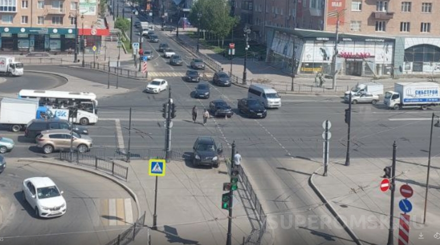 У Ленинградского моста в Омске жестко расхлестались легковушки