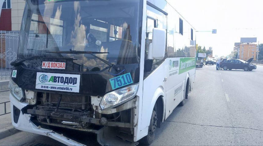 Семь пассажиров автобуса пострадали в ДТП в центре Омска