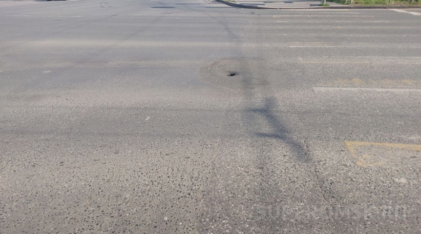 В асфальте на центральном перекрестке Омска появилась сквозная воронка