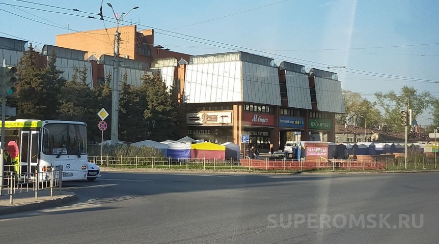 В мэрии заявили о нарушениях при сносе елей у ТЦ «Омский»