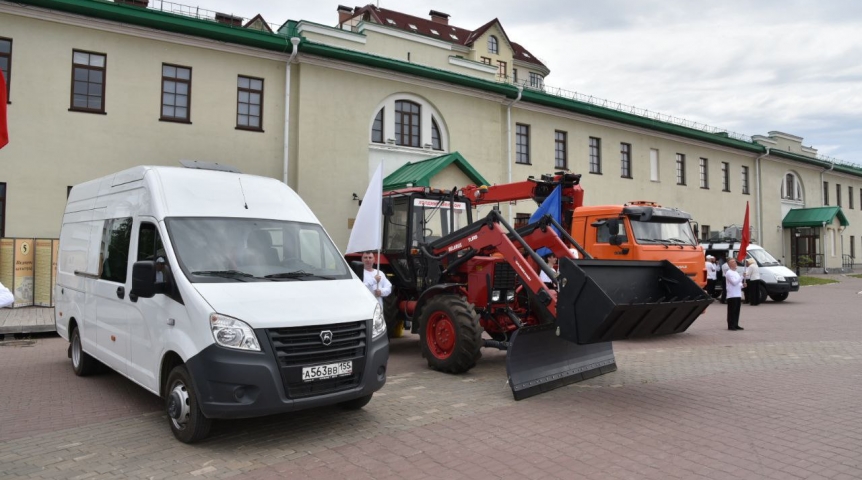 Омской сфере культуры передали «буханку», трактор и КамАЗ