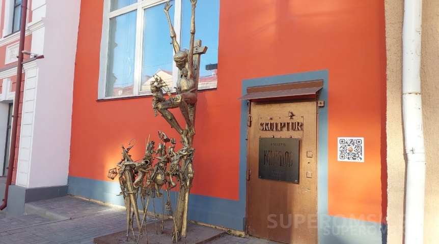 Известная скульптура рыцаря «переезжает» на крышу здания в центре Омска