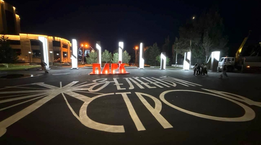 В Омске показали новый светящийся вход на «Зеленый остров»