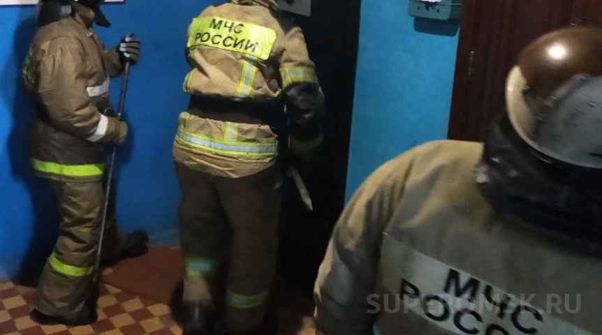 В омской высотке во время пожара в тамбуре погиб мужчина