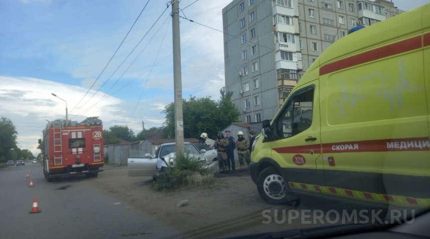 В ЦАО Омска легковушка мощно протаранила столб
