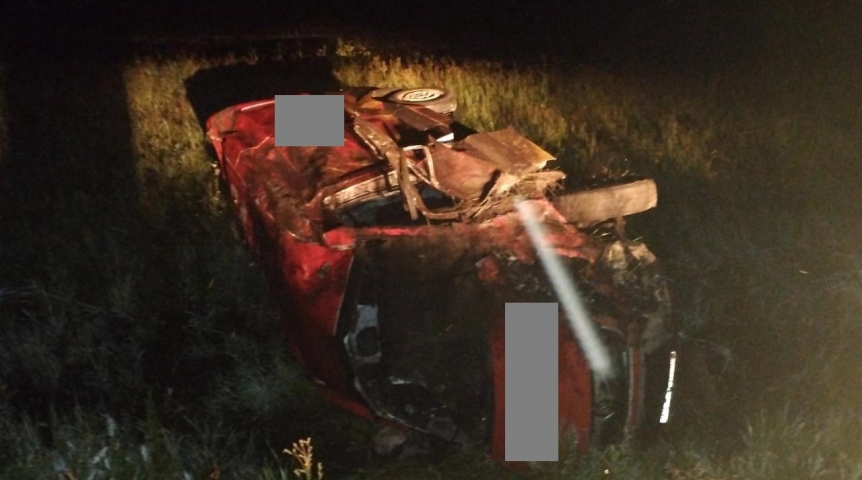 На трассе под Омском несколько раз перевернулся микроавтобус