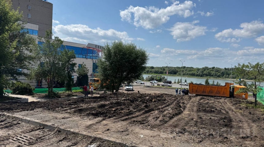 В Омске начали ремонтировать разрушенную лестницу у «Океана»