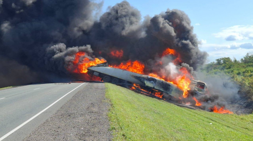 Появились снимки жуткой аварии с двумя погибшими в Омской области