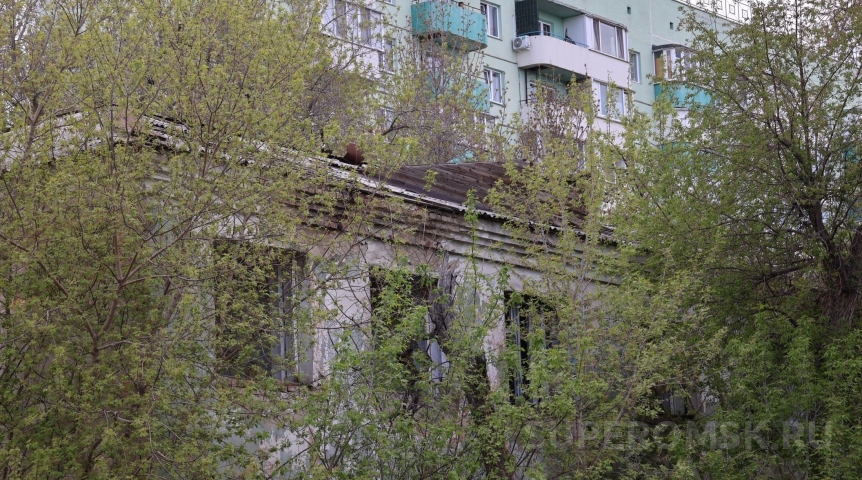 Омичей требуют выселить из опасного дома