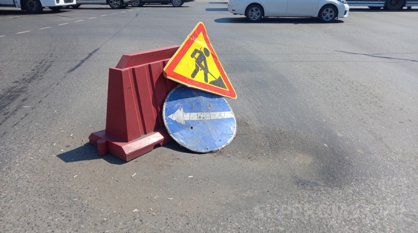 В центре Омска перекрыли полосу из-за провала на дороге