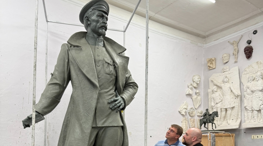 Ректору ОмГУ Кротту показали памятник Дзержинскому для сквера в Омске