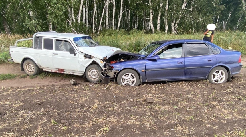 Появилось фото с лобовой смертельной аварии в поле под Омском