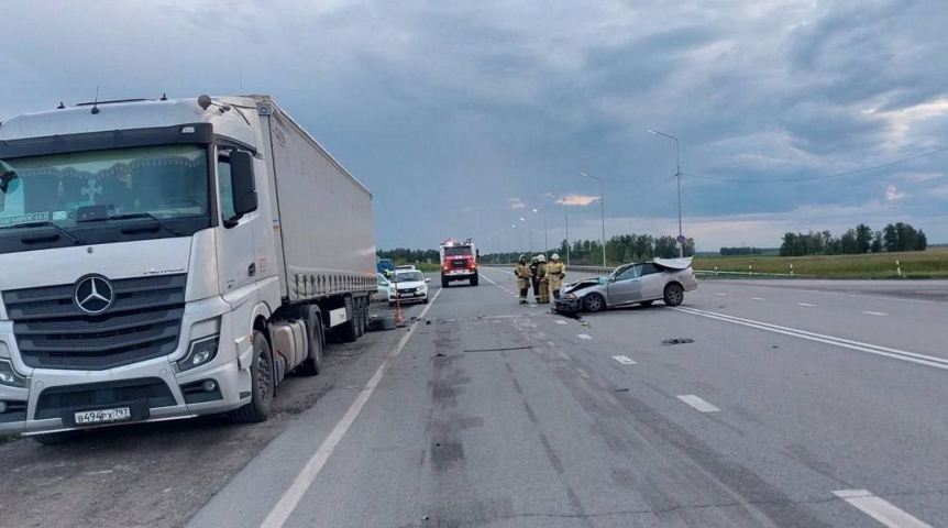 Таран большегруза на омской трассе привел к гибели водителя легковушки