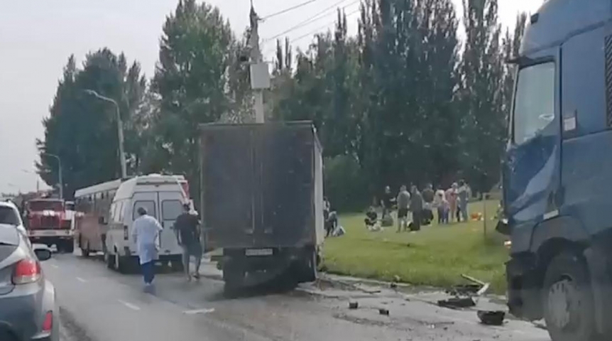 Омский автобус № 125 опять попал в ДТП, теперь с грузовиком-автовозом