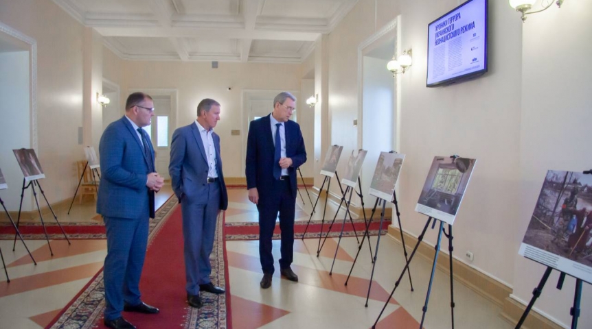 Омские парламентарии оценили выставку «Хроники террора украинского неонацистского режима»