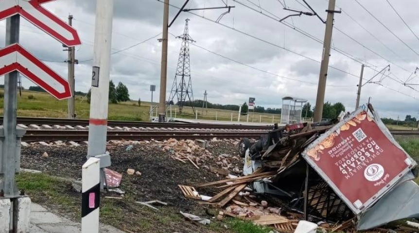 Под Омском поезд раздавил «Газель» с хлебом