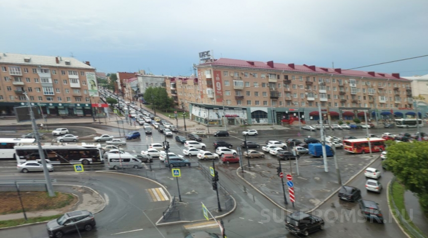 В Омске после мощного урагана скопились жуткие пробки и ДТП