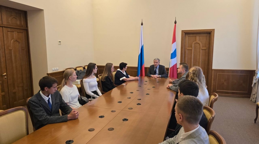 Победителей Международной исторической интеллектуальной онлайн-игры «1418» наградил спикер регионального парламента Александр Артемов