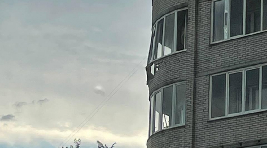 Ураган разнес балконы в омских многоэтажках