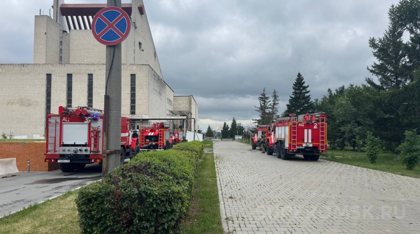 У омского музтеатра скопилась пожарная техника У омского музтеатра скопилась пожарная техника