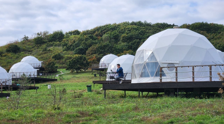 Купольные отели и сафари-тенты: по Омской области распространяется тренд на глэмпинг