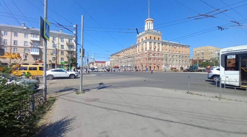 Погасшие светофоры парализовали движение в центре Омска