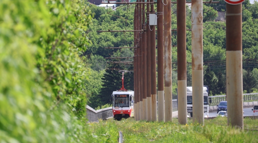 Новый «раунд» дождей сказался на движении омских трамваев