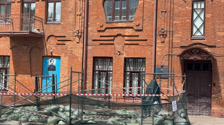 В Омске памятник Чокану Валиханову «спрятали» на период ремонта