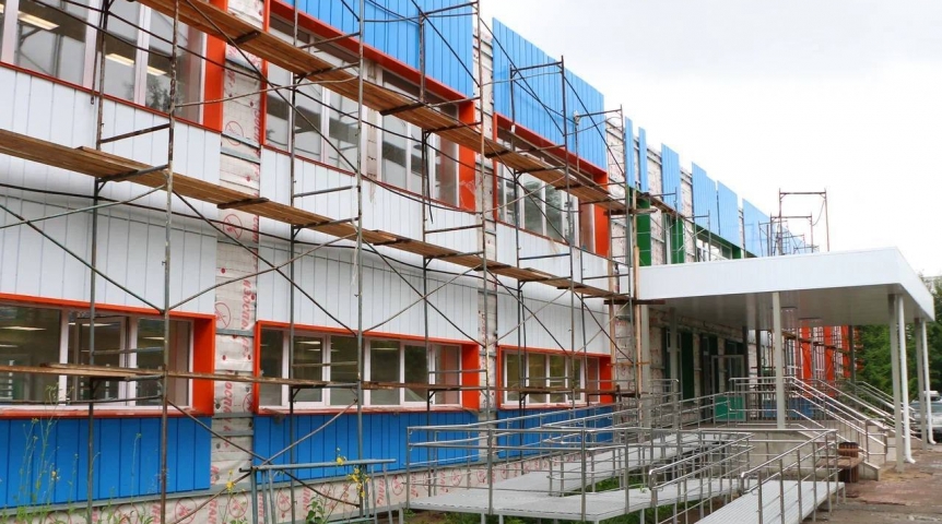 В мэрии Омска объяснили, зачем закрыли советскую мозаику на фасаде школы