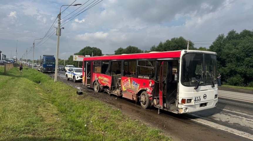 Появились кадры покореженного автобуса после столкновения с автовозом в Омске