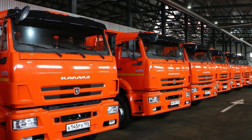 Омскому УДХБ вручили 20 новых самосвалов для снега