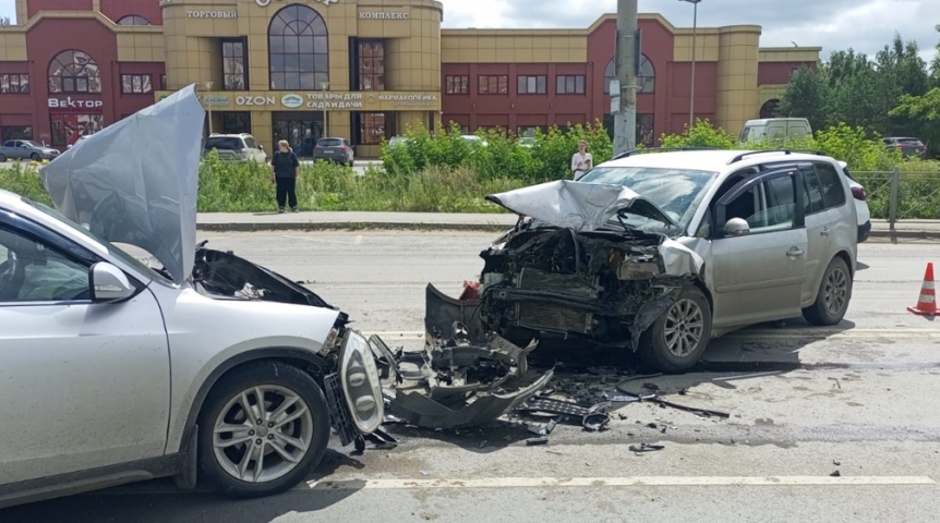 Появились кадры с места смертельного лобового ДТП на Левобережье Омска