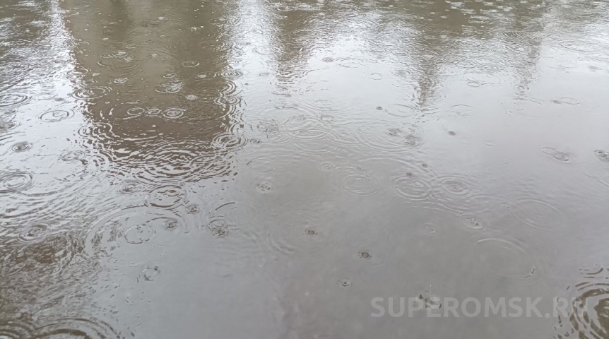 Омичи рассказали о «бетонировании» лужи в районе Телевизионки