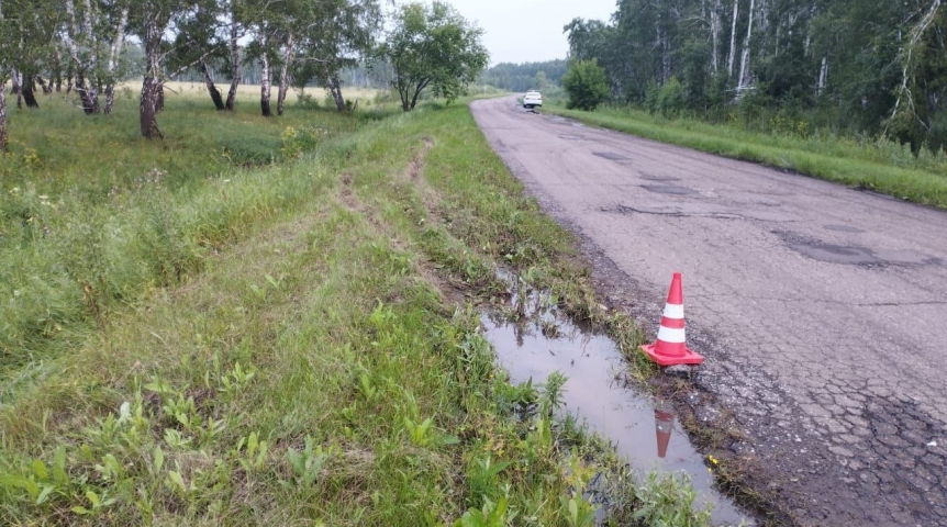 «Отсыревшая» обочина омской трассы привела к травмированию трех человек