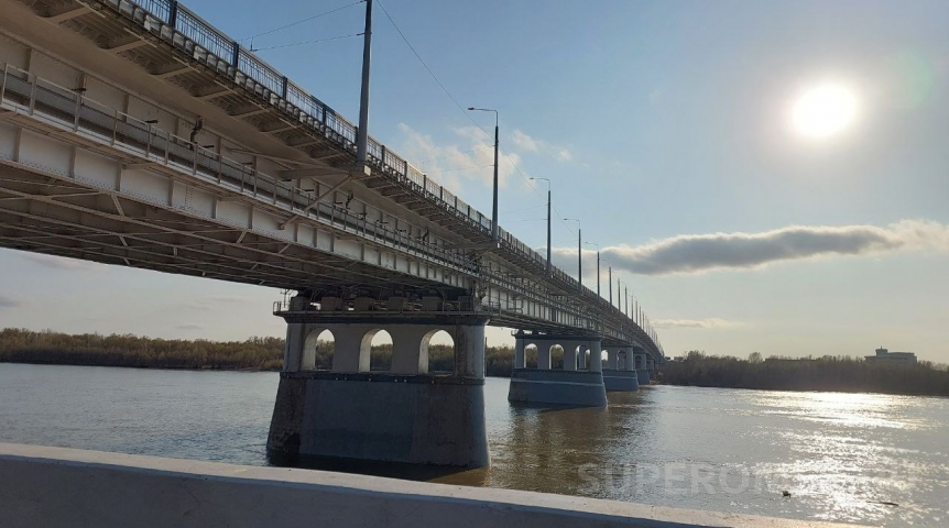 На Ленинградском мосту омичей «гоняют» через громкоговоритель