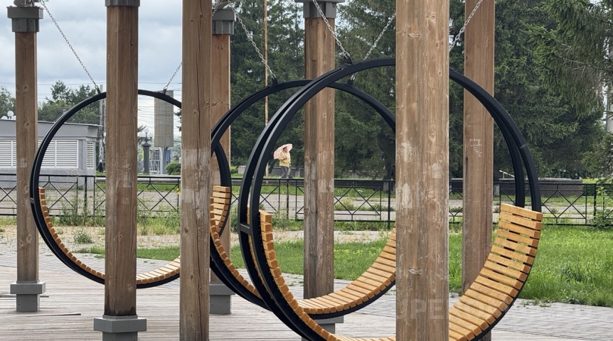 В центре Омска установили новые круглые качели