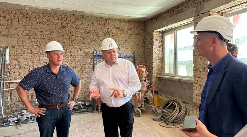 Мэр Омска Шелест проинспектировал капитальный ремонт в двух школах