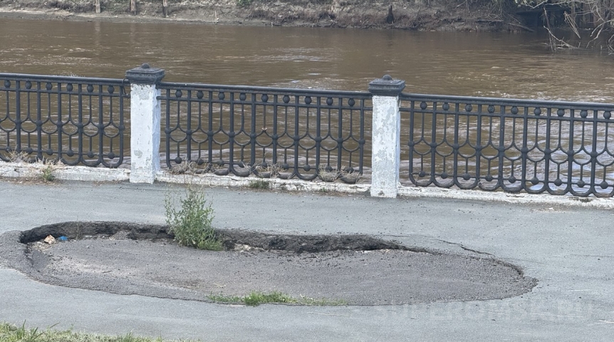 В Омске вновь просела набережная у причала
