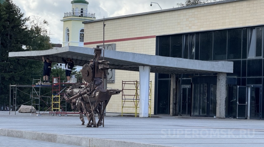 В омском ТЮЗе к дате открытия занялись козырьком