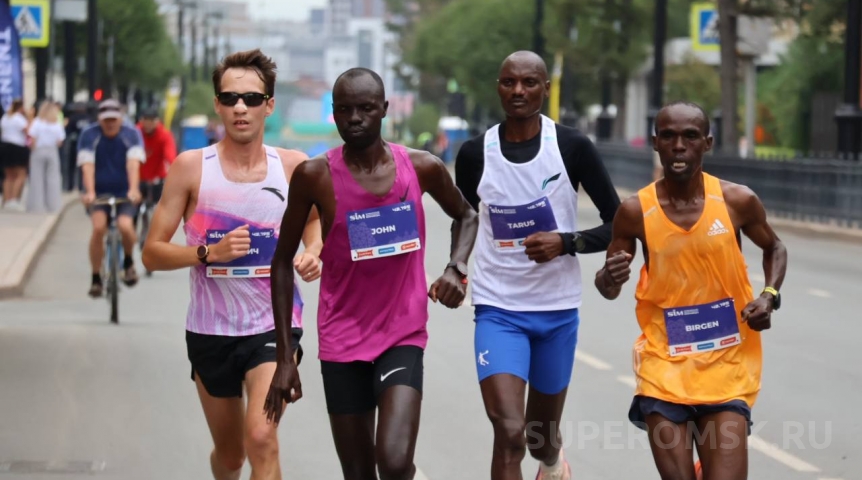 На самой длинной дистанции марафона в Омске наметились лидеры