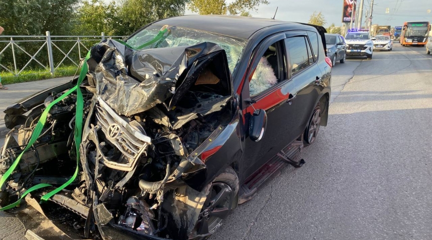 Шесть человек пострадали в жестком ДТП с автобусом в Омске