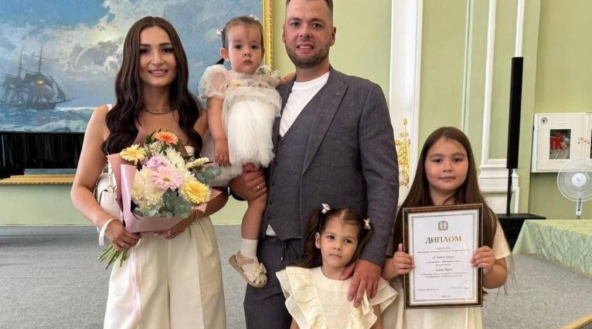 Губернатор Хоценко поздравил омскую семью с победой в конкурсе «Семья года»