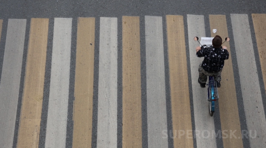 Молодой мужчина в Омской области умер после падения с велосипеда
